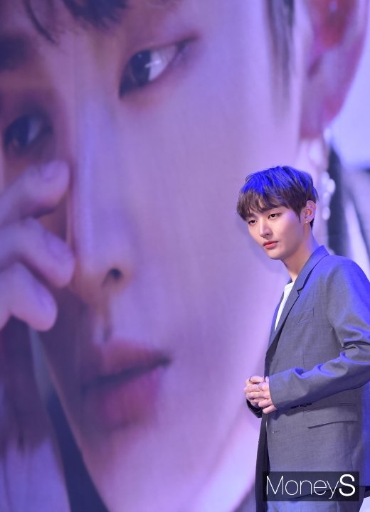 [머니S포토] 윤지성 '포스터 찢고 나온 카리스마 눈빛'