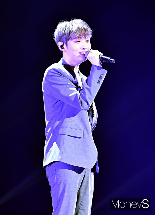 [머니S포토] '워너원 출신' 윤지성, 여유로운 미소 살짝