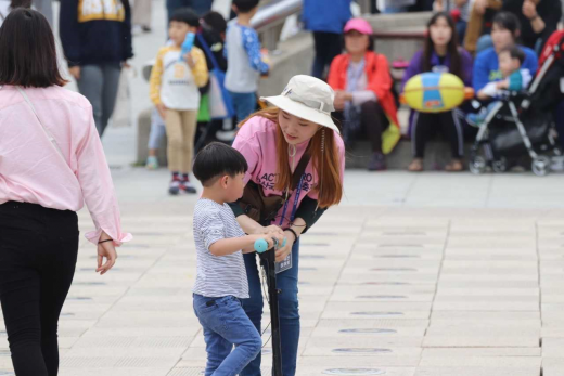 안산국제거리극축제 자원활동가. /사진제공=안산시 