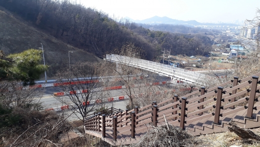 ▲ 산성 등산육교는 도로로 단절된 남한산성 인공폭포 지점과 영장산 기슭의 영장공원을 연결한다. / 사진제공=성남시