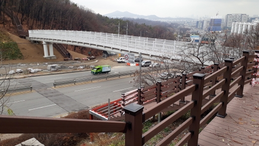 ▲ 산성 등산육교는 헌릉로로 단절된 남한산성과 태평동 영장산 기슭을 연결한다. / 사진제공=성남시