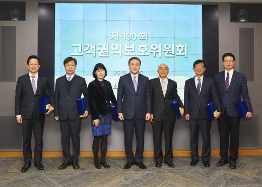 삼성화재 최영무 사장(왼쪽에서 네번째)과 고객권익보호위원 (왼쪽부터 법무법인 의성 이동필 변호사, 홍익대 황창근 교수, 성신여대 허경옥 교수, 성신여대 노일석 교수, 동국대 김선정 교수, 건국대 최병규 교수)이 제 100회 고객권익보호위원회에 참석해 기념촬영을 하고 있다./사진=삼성화재 제공