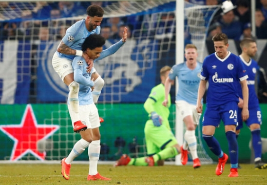 21일 오전(한국시간) 독일 겔젠키르헨 벨틴스 아레나에서 열린 2018-2019 유럽축구연맹(UEFA) 챔피언스리그 16강 1차전에서 샬케04를 상대로 환상적인 프리킥 골을 만들어 낸 맨체스터 시티의 미드필더 르로이 사네(왼쪽). /사진=로이터