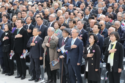 지난해 4월13일 이낙연 국무총리 및 참석자들이 서울 용산구 백범김구기념관 앞 야외무대에서 열린 제99주년 대한민국 임시정부 수립 기념식에서 국민의례를 하고 있다. / 사진=뉴스1