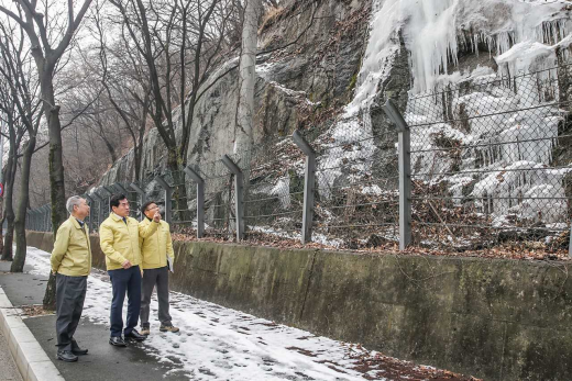 ▲ 국가안전진단 및 해빙기 안전진단을 위한급경사지 현장 점검을 하고 있는 김상돈 의왕시장. / 사진제공=의왕시