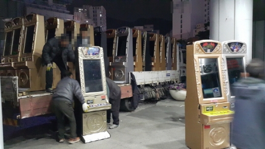 부산경찰이 부산 최대 규모의 불법게임장을 적발하고 게임기 300여대를 압수했다./사진제공=부산경찰청