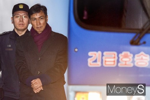 '비서 성폭행' 혐의로 항소심에서 징역 3년6개월 실형을 선고받은 안희정 전 충남지사./사진=임한별 기자