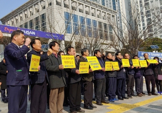 오규석 기장군를 비롯한 원전해체연구소 범군민유치위원회 위원들이 21일 부산시청 앞에서 공동유치 반대 성명을 발표했다./사진제공=김동기 기자