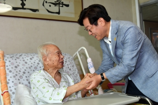 ▲ 이재명 지사(당시 성남시장)와 김우전 前 광복회장. / 사진제공=불교공뉴스