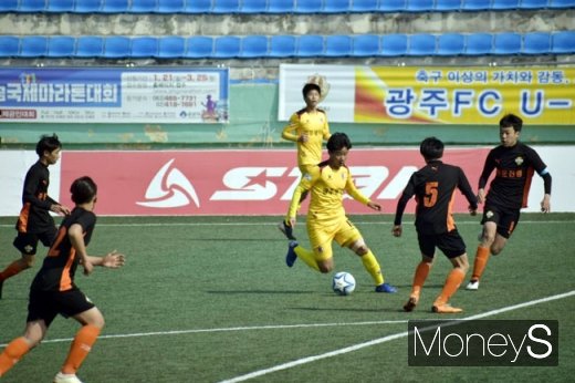 광주FC U-15 광덕중 곽민석 선수(노란색 유니폼)가 환상적인 드리블로 상대 수비수를 제치고 있다. 