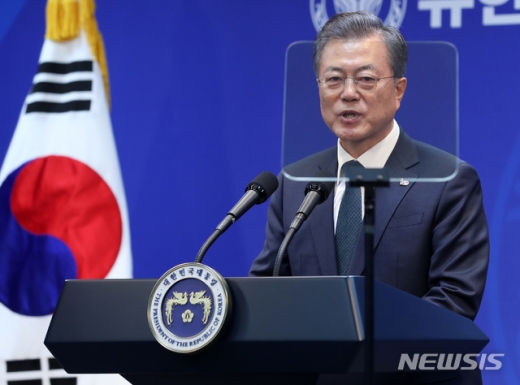 문재인 대통령이 21일 경기도 부천 유한대학교에서 열린 2018 학위수여식에 참석해 축사를 했다./사진=뉴시스 박진희 기자 