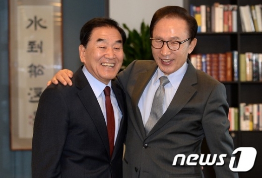 이재오 자유한국당 상임고문(왼쪽)과 이명박 전 대통령./사진=뉴스1 오대일 기자