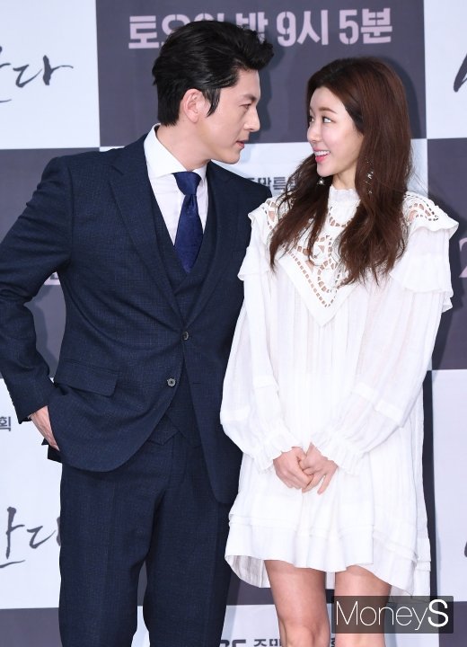 [머니S포토] 박한별 '부담스러운 류수영 눈빛'