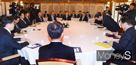 [머니S포토] 고위당정청협의, 고개숙여 인사하는 이낙연 총리