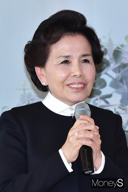 가수 이미자가 21일 서울 중구 소공동 웨스틴조선호텔에서 '60주년 기념 음반 발표회'를 개최했다. /사진=임한별 기자