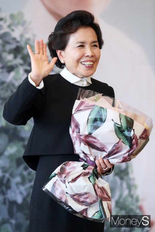 가수 이미자가 21일 서울 중구 소공동 웨스틴조선호텔에서 '60주년 기념 음반 발표회'를 개최했다. /사진=임한별 기자