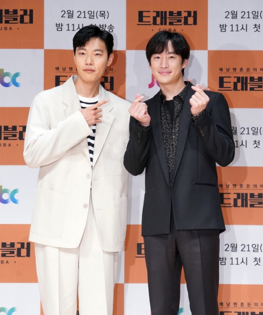 '트래블러' 류준열과 이제훈. /사진=뉴시스