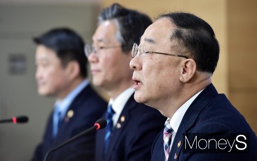 [머니S포토] '상생형 지역일자리' 입 뗀 홍남기 부총리