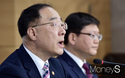 [머니S포토] 상생형 지역일자리 브리핑하는 홍남기