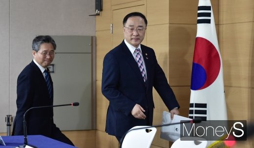 [머니S포토] 정부, '상생형 지역일자리 모델 확산 방안' 브리핑