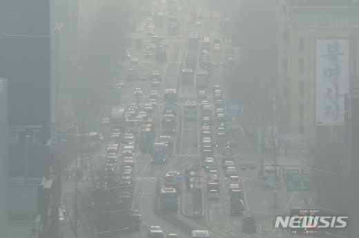 이틀째 수도권 미세먼지 예비저감조치 발령 중인 21일 오전 서울 종로구 도심이 미세먼지로 인해 뿌옇게 보이고 있다. /사진=뉴시스