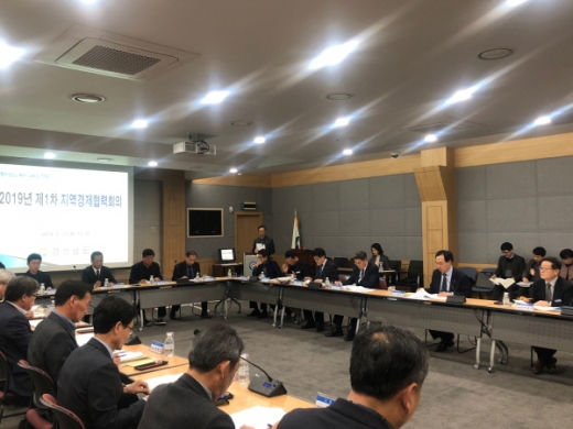 지난 21일 서부청사에서 문승욱 경제부지사 주재로 시군 경제 실국장들과 ‘지역경제협력회의’가 열렸다./사진=경남도