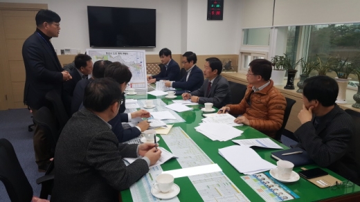 20일 오산시청에서 김문환 오산시부시장과 박덕순 화성시부시장 등 오산, 화성 관계공무원 11명은 교통문제 등 '공동현안 협력방안' 에 대한 의견을 공유했다. /사진제공=오산시