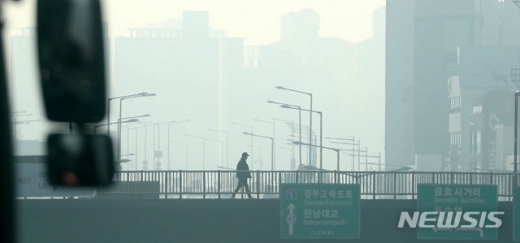 전국 대부분 지역 미세먼지 농도가 '나쁨'단계를 보이자 정부는 22일 '미세먼지 비상저감조치'를 발령했다. 이에 따라 차량 2부제도 적용된다. /사진=뉴시스