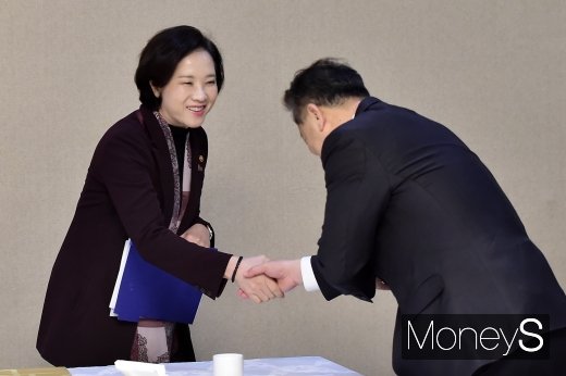 [머니S포토] 사회관계장관회의 참석한 유은혜 부총리