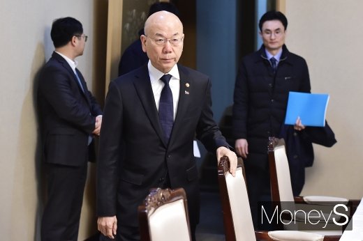 [머니S포토] 사회관계장관회의 참석한 이효성 방통위원장