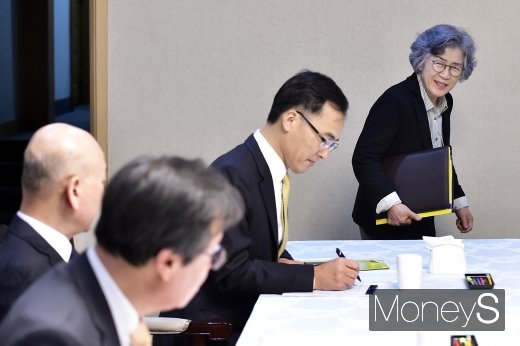 [머니S포토] 관계부처장들과 인사 나누는 박은정 권익위원장