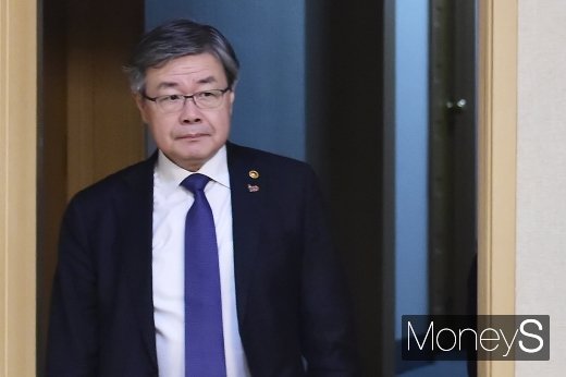 [머니S포토] 사회관계장관회의 참석한 이재갑 장관