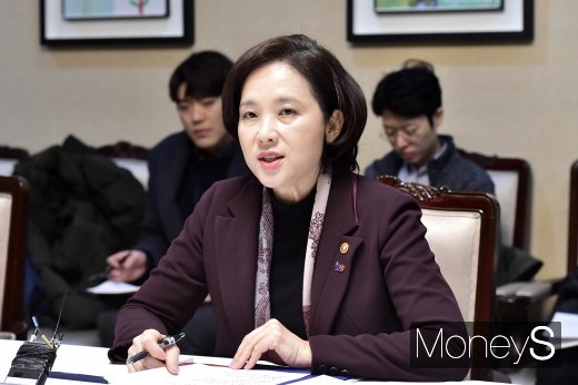 [머니S포토] 포용국가 사회정책 성과 후속조치 관련 입 뗀 유은혜