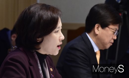 [머니S포토] 에듀파인 관련 입 뗀 유은혜 부총리
