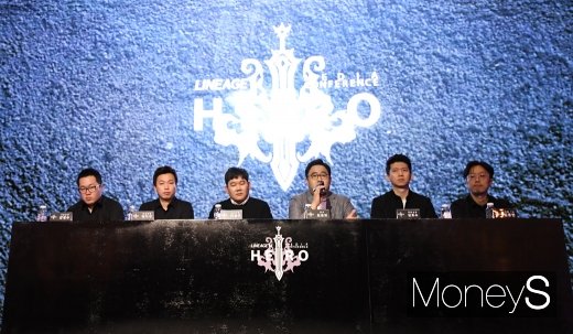 [머니S포토] 취재진 질문에 답하는 엔씨소프트(NC)