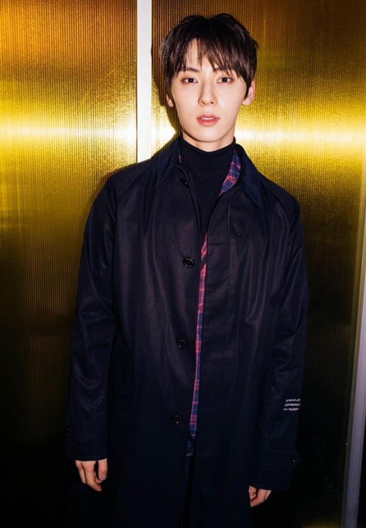 [★패션] 황민현, 체크재킷에 롱코트 레이어드한 스타일