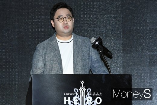 심승보 엔씨소프트 전무가 리니지M 쇼케이스 HERO에서 올해 비전을 소개하고 있다. /사진=장동규 기자