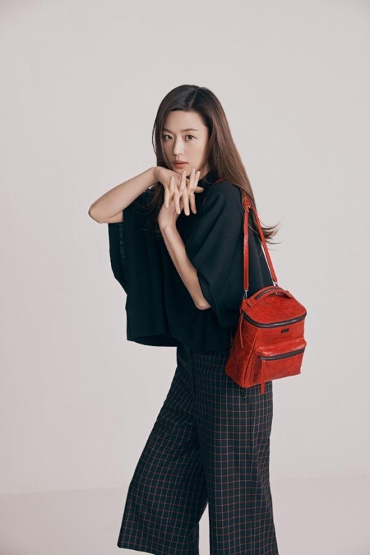 [★화보] 전지현, 가방 포인트 유쾌한 봄 스타일링