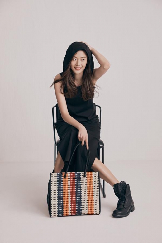 [★화보] 전지현, 가방 포인트 유쾌한 봄 스타일링