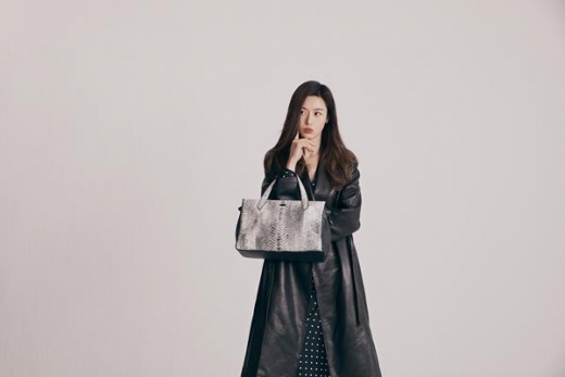 [★화보] 전지현, 가방 포인트 유쾌한 봄 스타일링