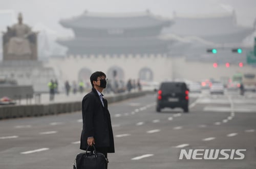 지난해 봄 미세먼지와 황사로 뒤덮인 서울 종로구 광화문네거리. /사진=뉴시스