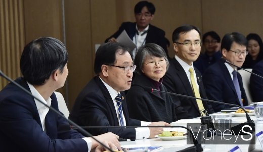 [머니S포토] 과기장관회의, 입 뗀 유영민 장관
