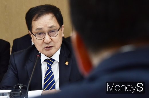 [머니S포토] 과기관계장관회의 유영민, 5G 관련 의논할까?