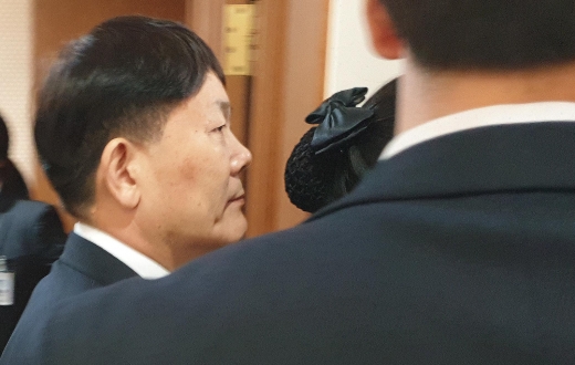 법원을 떠나는 김정규 타이어뱅크 회장. /사진=뉴시스 함형서 기자