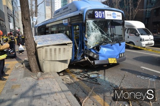 22일 서울시 중구 장충동 버스사고 현장./사진=서울 중부소방서 제공