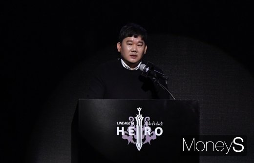 이성구 엔씨소프트 리니지UNIT장이 아인하사드의 축복 등 신규 비즈니스모델(BM)에 대해 발표하고 있다. /사진=장동규 기자