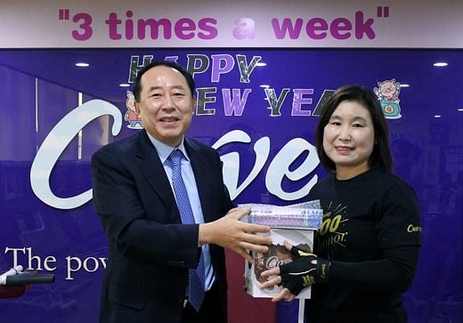 / 운동횟수 2,733회를 기록한 회원에게 축하 선물을 증정하는 커브스코리아 김재영 대표이사(좌) <사진=커브스코리아 제공> @머니S MNB, 식품 외식 유통 · 프랜차이즈 가맹 & 유망 창업 아이템의 모든 것