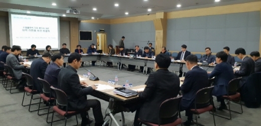 지난 22일 진주청사 중강당에서 이정곤 경상남도 농정국장 주재로 2024년 농산물 수출물류비 폐지에 대비한 대책 마련 토론회를 가졌다./사진제공=경남도