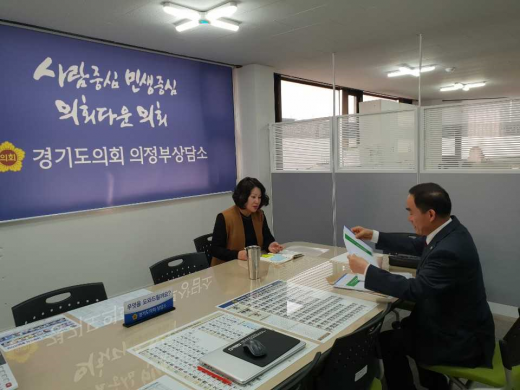 21일 경기도의회 제1교육위원회 최경자(더민주, 의정부1)도의원과 사단법인 '전국패션' 소상공인연합회 조배원 회장과 핵심 추진사업 논의의 시간을 가졌다. / 사진제공=경기도의회
