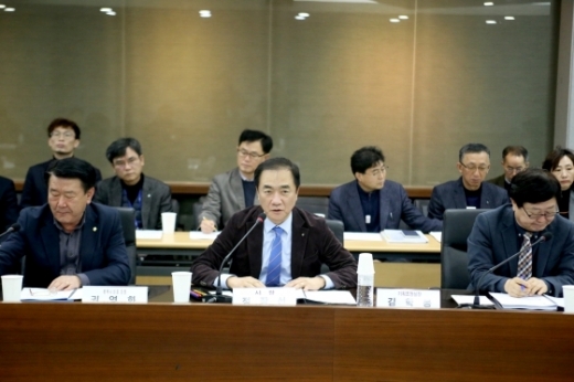 22일 평택시청 종합상황실에서 열린 국회의원 초청 정책간담회에서 정장선 시장(앞줄 가운데)이 정책현안을 설명하고 있다. / 사진제공=평택시